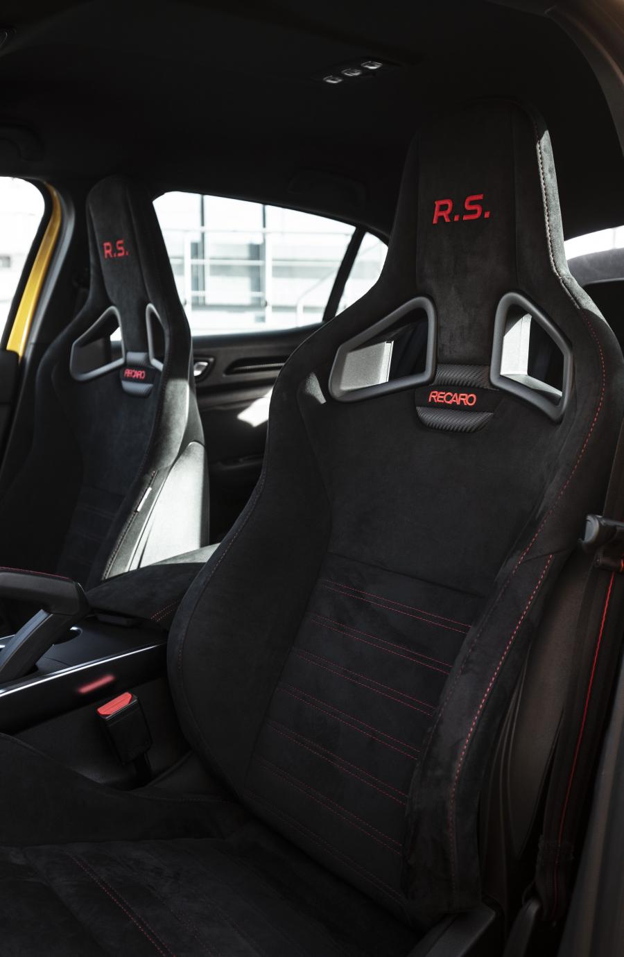 Интерьер Renault Megane R.S. Trophy 2018 года  (WW) (фото 37 из 65)